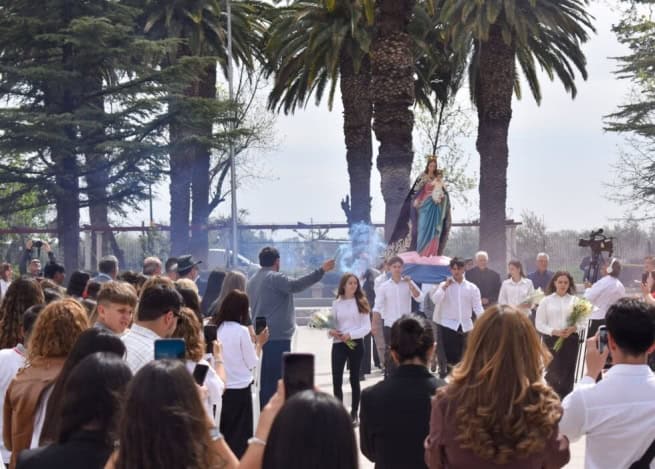 La Obra de Don Bosco en Rodeo del Medio se vistió de fiesta, por la celebración de los 125 años de una presencia emblemática que sigue sembrando educación y fe en la provincia de Mendoza, Argentina. La jornada reunió a autoridades civiles y eclesiásticas, estudiantes, exalumnos, religiosas, sacerdotes y vecinos en una gran celebración comunitaria profundamente emotiva. El acto conmemorativo contó con la participación de 27 cuerpos de bandera y la calidez de la Banda San Miguel Arcángel. Tras las palabras institucionales, el Obispo de Mendoza y presidente de la Conferencia Episcopal Argentina, Mons. Marcelo Colombo, impartió su bendición acompañado por el Padre Director Miguel Mestre SDB y el Vicerrector de Formación de la UCCuyo, Pbro. Ángel Hernández.