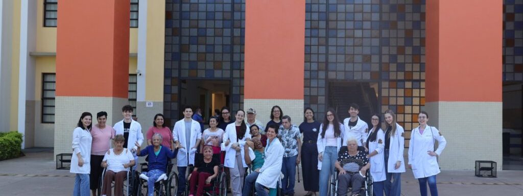 Uma manhã marcada por descobertas, afeto e integração aproximou, na manhã do dia 7 de outubro, os idosos do Lar São João do UniSALESIANO. A visita foi organizada a partir de um pedido feito pelos próprios moradores da instituição, que participam das atividades de estágio dos acadêmicos do Curso de Medicina.