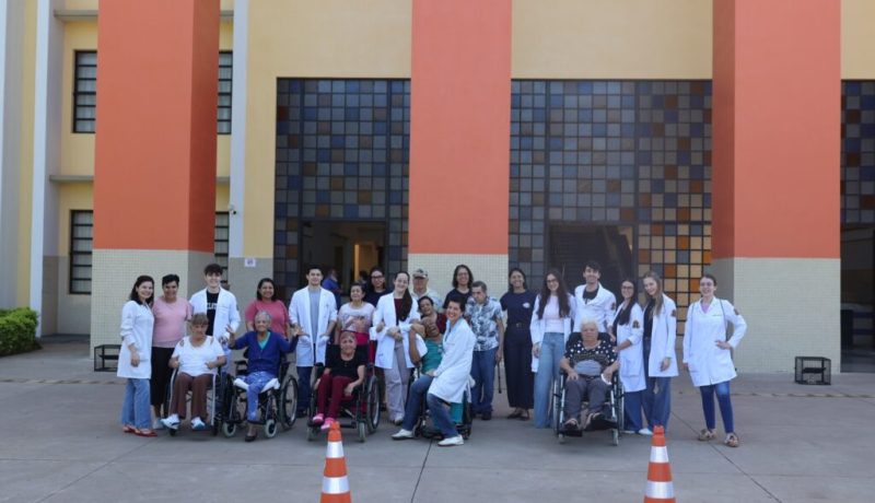 Uma manhã marcada por descobertas, afeto e integração aproximou, na manhã do dia 7 de outubro, os idosos do Lar São João do UniSALESIANO. A visita foi organizada a partir de um pedido feito pelos próprios moradores da instituição, que participam das atividades de estágio dos acadêmicos do Curso de Medicina.