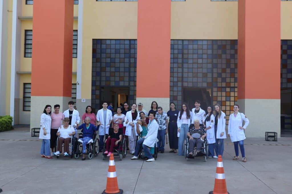 Uma manhã marcada por descobertas, afeto e integração aproximou, na manhã do dia 7 de outubro, os idosos do Lar São João&nbsp;do&nbsp;UniSALESIANO. A visita foi organizada a partir de um pedido feito pelos próprios moradores da instituição, que participam das atividades de estágio dos acadêmicos do&nbsp;Curso de Medicina.