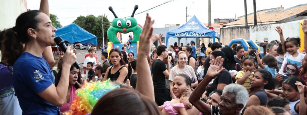 A abertura oficial da festividade contou com a bênção especial de Nossa Senhora Aparecida. Logo em seguida, o público infantil se divertiu em uma estrutura repleta de brinquedos infláveis — incluindo tobogã inflável, pula-pula e futebol com sabão — além de atividades de pintura facial.
