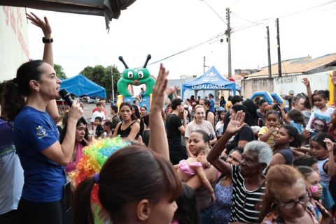 A abertura oficial da festividade contou com a bênção especial de Nossa Senhora Aparecida. Logo em seguida, o público infantil se divertiu em uma estrutura repleta de brinquedos infláveis — incluindo tobogã inflável, pula-pula e futebol com sabão — além de atividades de pintura facial.