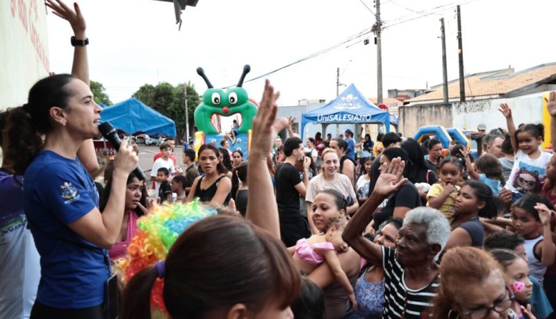 A abertura oficial da festividade contou com a bênção especial de Nossa Senhora Aparecida. Logo em seguida, o público infantil se divertiu em uma estrutura repleta de brinquedos infláveis — incluindo tobogã inflável, pula-pula e futebol com sabão — além de atividades de pintura facial.