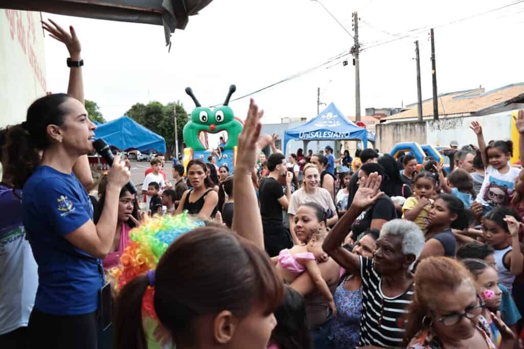 A abertura oficial da festividade contou com a bênção especial de Nossa Senhora Aparecida. Logo em seguida, o público infantil se divertiu em uma estrutura repleta de brinquedos infláveis — incluindo tobogã inflável, pula-pula e futebol com sabão — além de atividades de pintura facial.