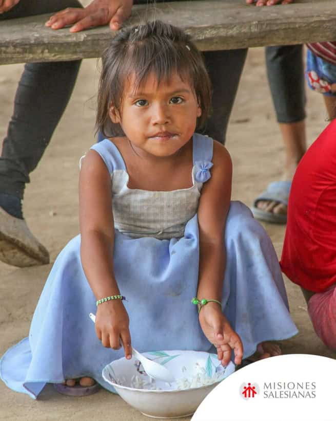 Ante el hambre que afecta a 645 millones de personas, la educación abre caminos de esperanza. Los días 16 y 17 de octubre se conmemoran dos importantes Jornadas Internacionales: respectivamente, la de la Alimentación y la de la Eliminación de la Pobreza. Ambas efemérides ponen de relieve dos realidades estrechamente relacionadas. La falta de ingresos impide el acceso a una alimentación adecuada, mientras que el hambre y la malnutrición afectan a la salud, dificultan el aprendizaje y reducen las posibilidades de encontrar un trabajo digno.