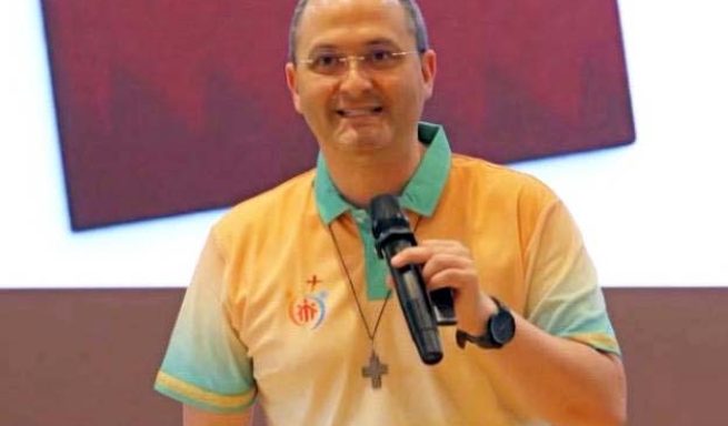 El 26 de octubre comenzó la sesión del Consejo General. Como es habitual en este período, los Consejeros dan las buenas noches a los miembros de la comunidad Sagrado Corazón de la Sede Central salesiana. En la tarde del 27 de octubre la dirigió el padre Rafael Bejarano, Consejero General para la Pastoral Juvenil salesiana.